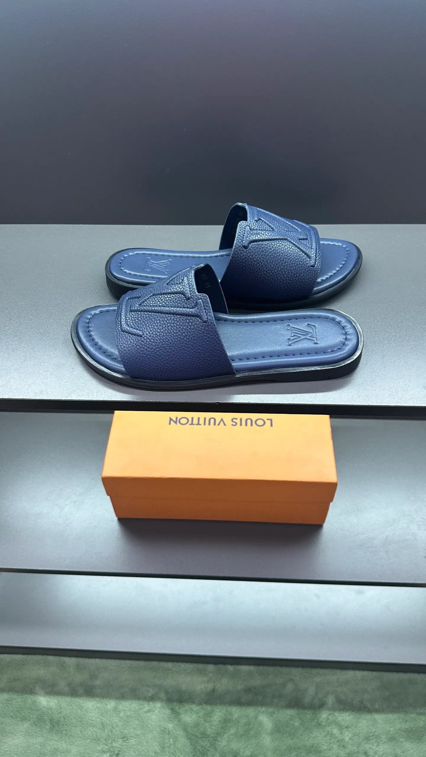 P300 🔍LV Men's Spring and Summer Slippers Counter Synchronization. The uppers are imported cowhide fabrics from Italy, with logo graphics and high-quality craftsmanship. Soles: original soles specially provided by the original factory. Exclusive movable molded soles are super comfortable. Original factory follow-up orders. 🔍🔍High quality. You can enter and leave the counter at will. Welcome to compare. Code number 38-45 No. 058